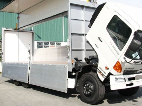 Mobile vending vehicle